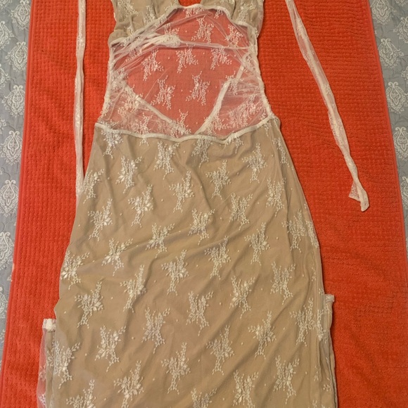 LENORA LACE DRESS. - Picture 3 of 13